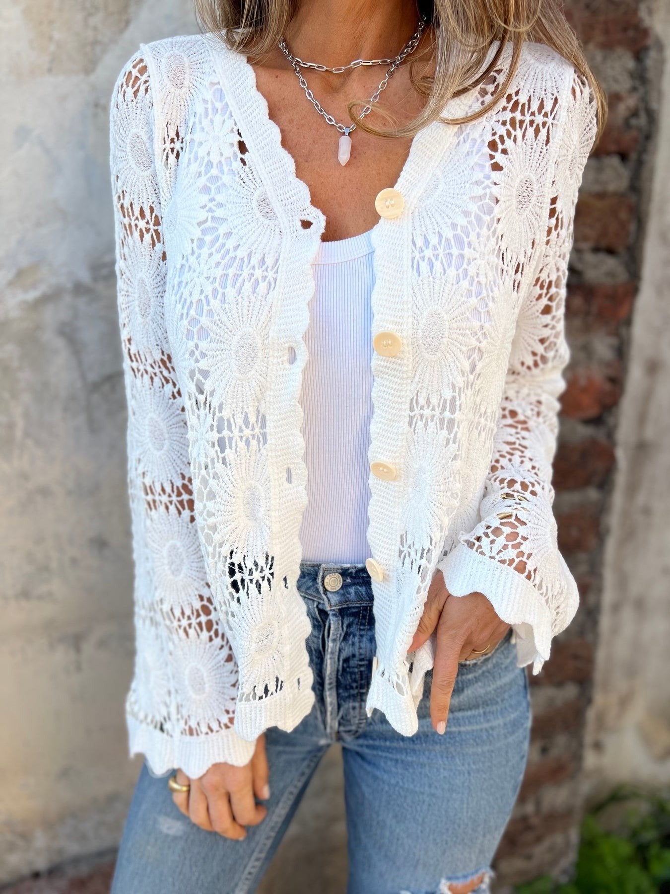 💥Langermet topp med brodert V-hals og knapper, de beste gavene