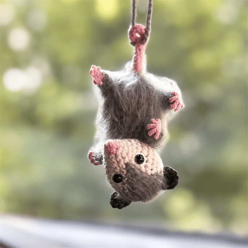 🔥 SISTE DAG 49 % RABATT – Possum Car Charm (100 % håndstrikket)
