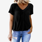 Avslappet plissert skjorte for kvinner med kort V-hals